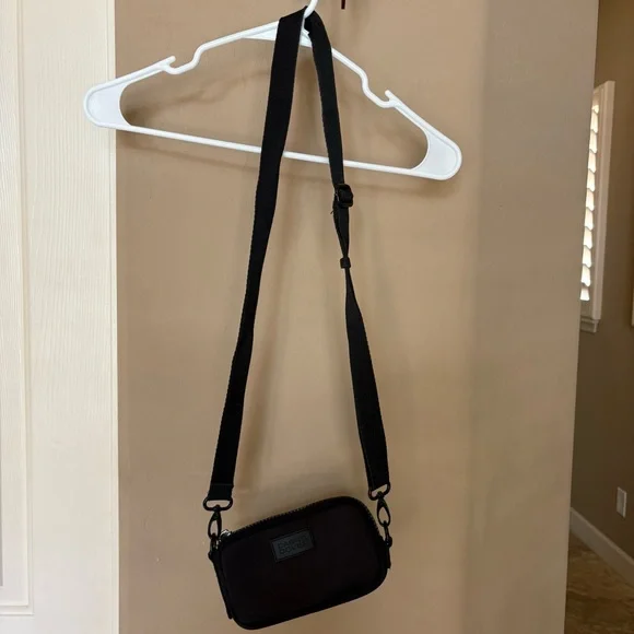 Dagne Dover Mara Neoprene Phone Sling Black EUC - Picture 4 of 7